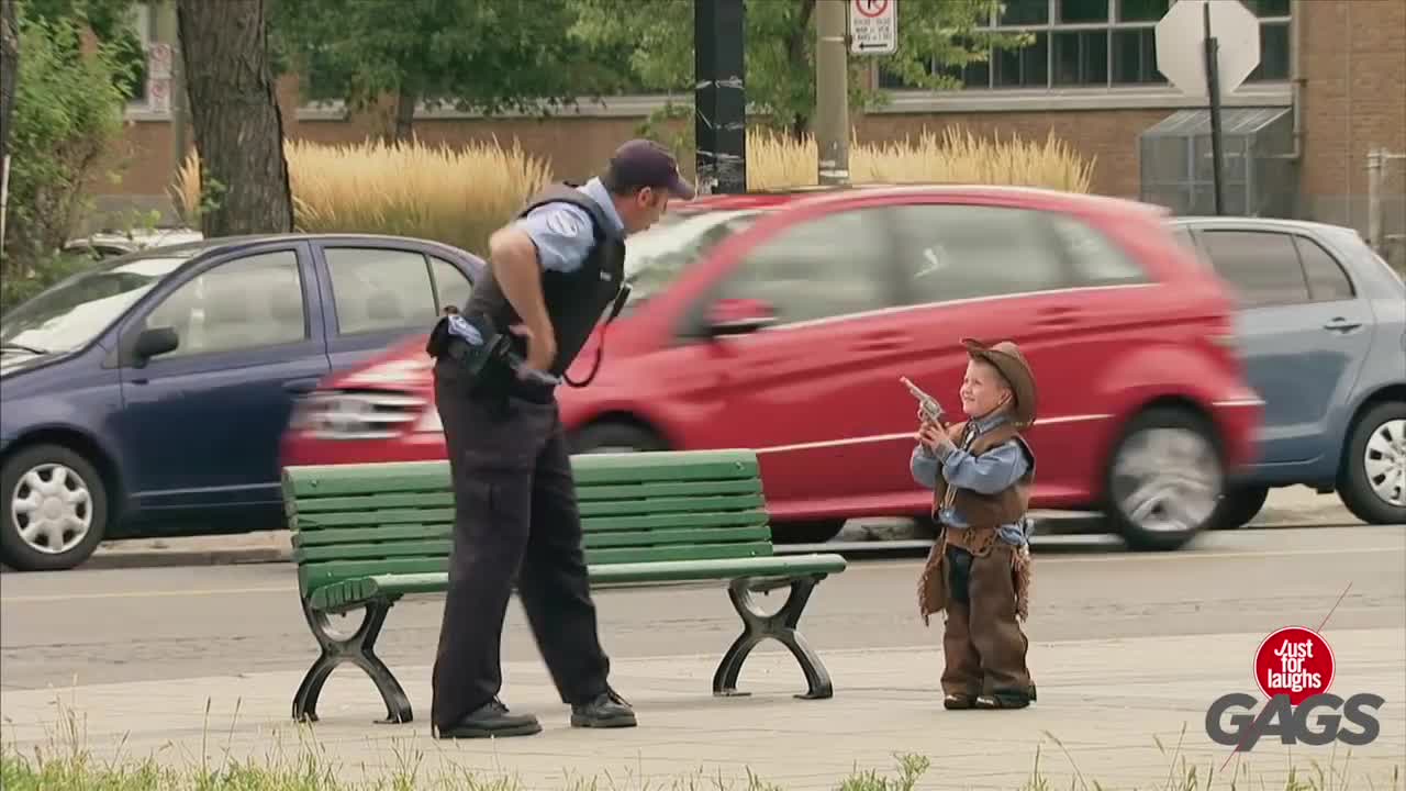 Khi đứa trẻ con hạ gục cảnh sát