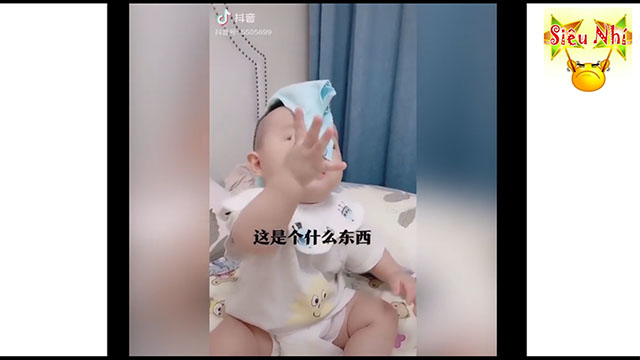 Khi em bé cố lấy khăn max hài