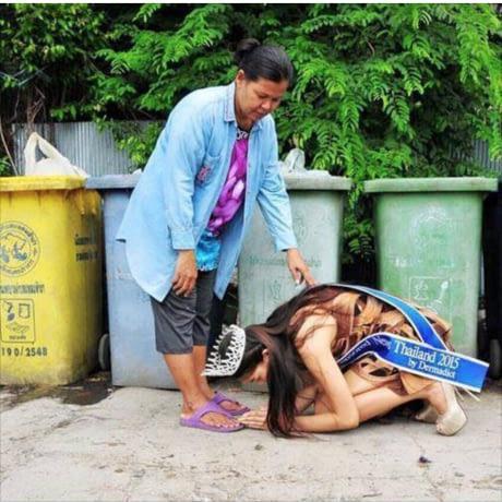 hoa hậu Thái(?) quỳ trước mẹ cô ta-một người thu nhặt rác