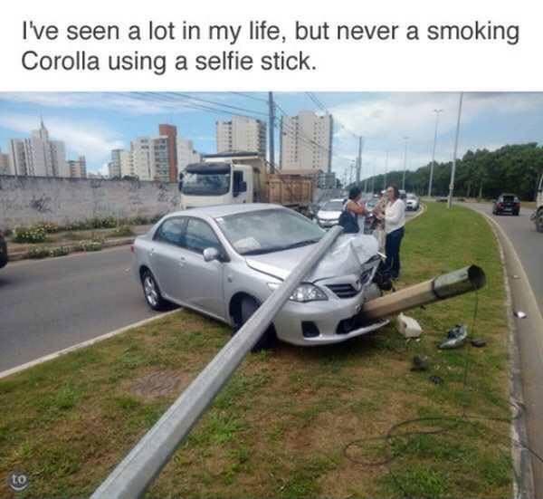 tao đã thấy nhiều thứ trong đời mình, nhưng chưa bao giờ nhìn thấy một cái xe ô tô đang hút thuốc và chụp ảnh bằng gậy tự sướng 