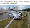 tao đã thấy nhiều thứ trong đời mình, nhưng chưa bao giờ nhìn thấy một cái xe ô tô đang hút thuốc và chụp ảnh bằng gậy tự sướng 